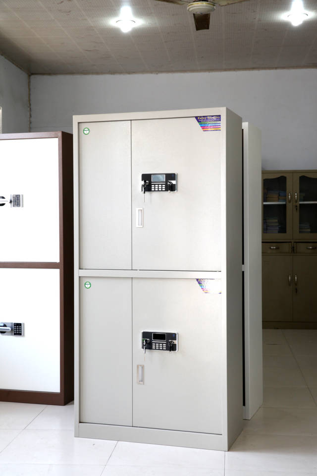 现如今市面上有多种密码类的保密文件柜,其最常见的有:机械类,电子类