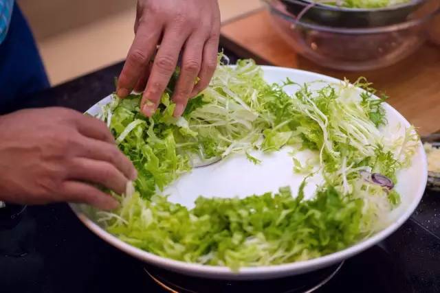 怎样吃蔬菜更有趣?更健康?| 番茄鸡肉沙拉