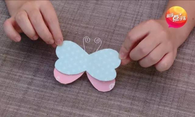 最后在夹子上贴同样大小的彩色纸,用白乳胶将蝴蝶粘在夹子上就可以了.