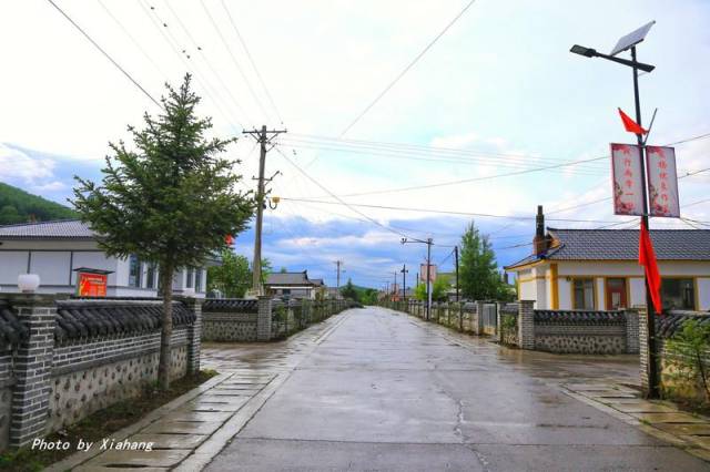 奶头山村的房子已经重新翻修过,整体看起来很新,还是很有朝鲜族特色的