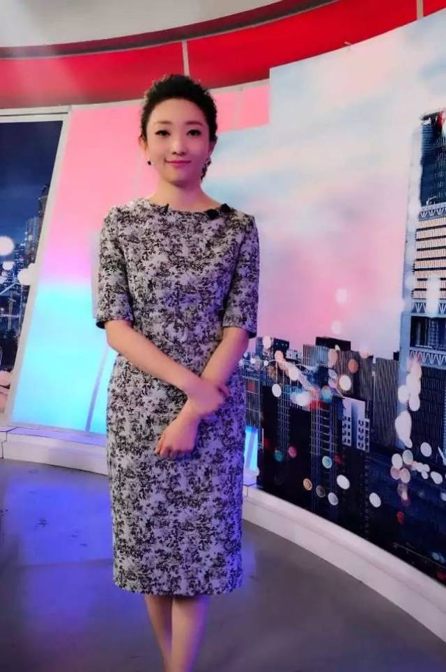 最美lancy | 北京卫视主持人曹端端身着mojo连衣裙,优雅绽放!
