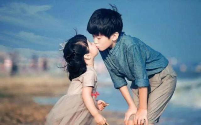 张亮儿子天天不负众望,长大后果然很有型,亲吻亲妹一起拍写真!