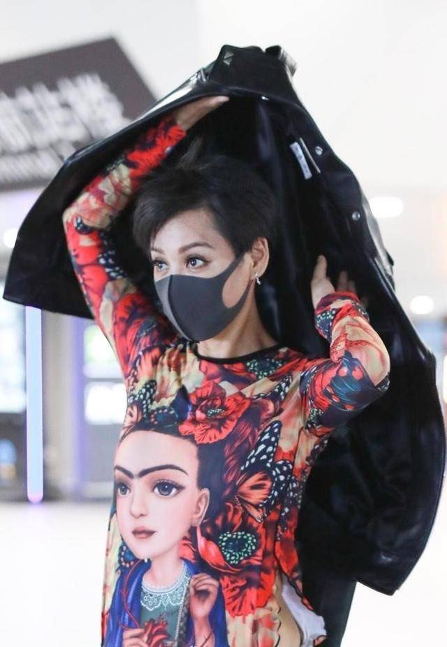 静姐的走路姿势真是霸气侧漏!