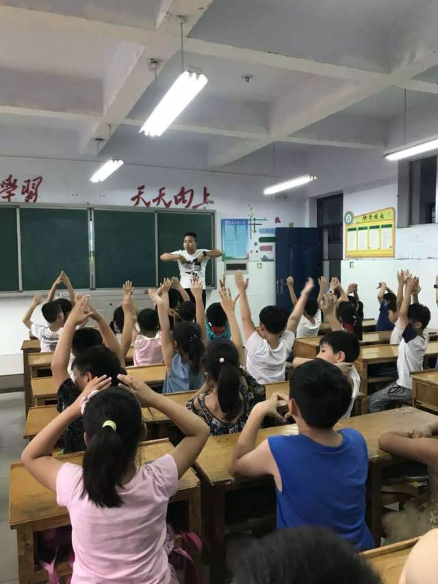 似火,焦东路小学二十三班再次迎来了船长叔叔—学生朱禹帆的爸爸