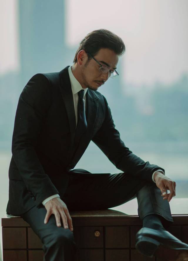 杨烁亮相电视剧盛典 "眼镜杀"配黑色西装尽显儒雅