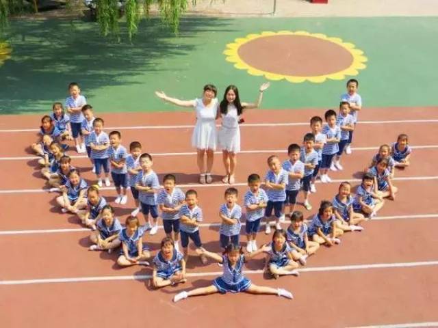 效果是不是很神奇 老师们赶紧试试吧 排成圆形,心形,队列 也是比较好