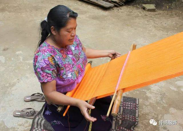 就是每一行纬线的通行都是用手挑起经线来做,而不是用我们这种在织机