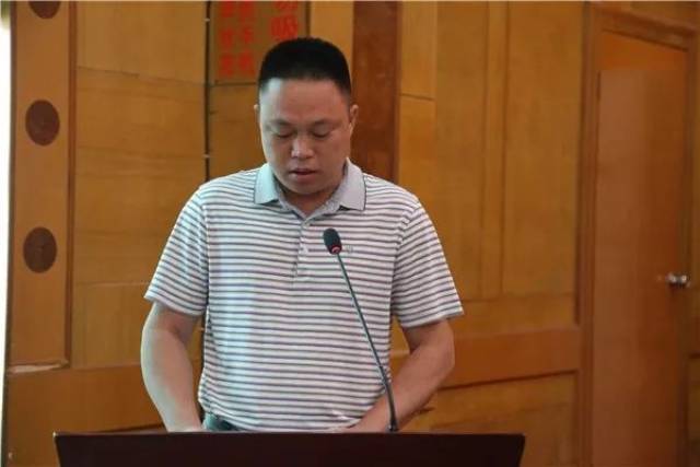 递交《责任书》 县领导罗宏周,黄籍,韦均来,潘荫文,韦刚等出席会议.