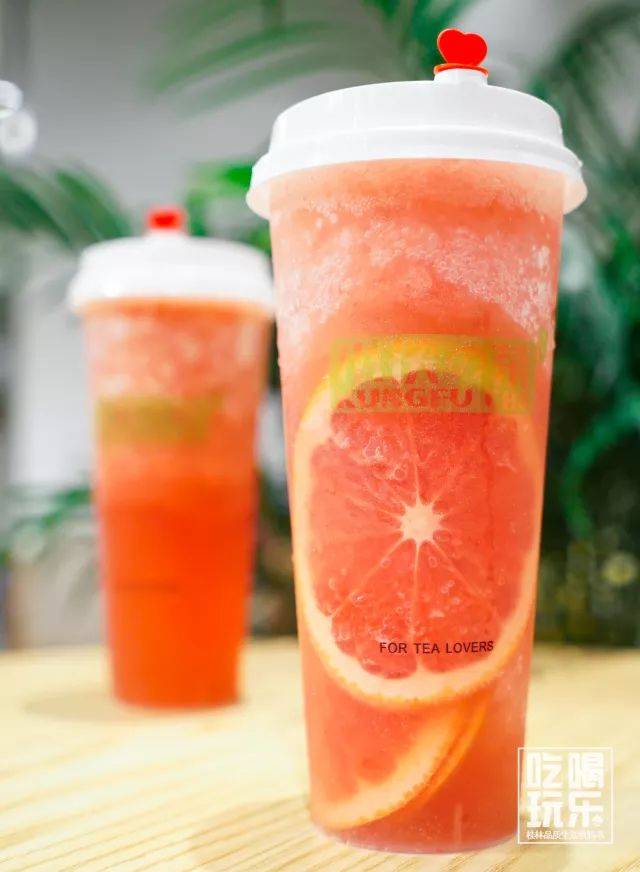 上层是清凉酸甜的 红柚冰沙 下层是 鲜榨红柚 汁与 现萃茗茶