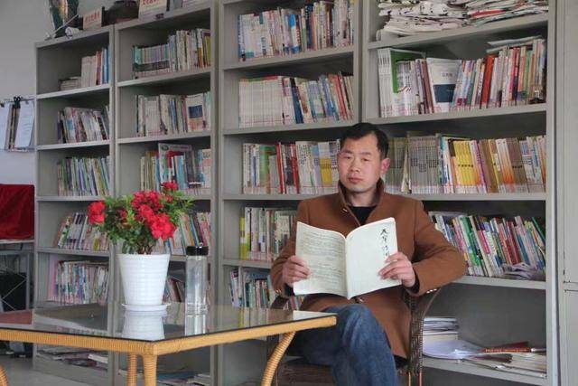 肖枫,又名肖飞.1972年生人,安徽省太和县人,中国山水画家.