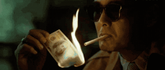 《无双》最近发布了预告片,结尾处周润发再现小马哥用钞票点烟的镜头