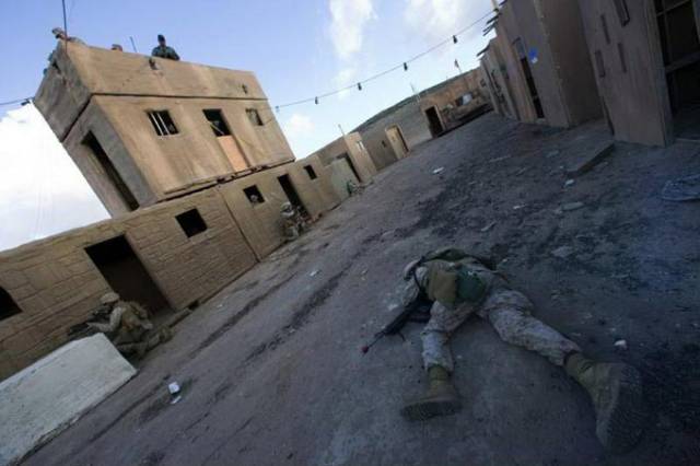 在如此瘆人的环境里,参训士兵被要求在规定时间内完成爬出死人堆,在