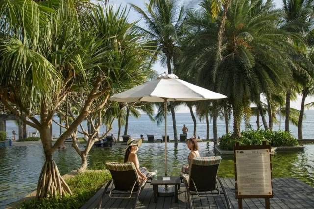 脚踏白沙,乘风破浪 - 三亚沙滩比基尼体验