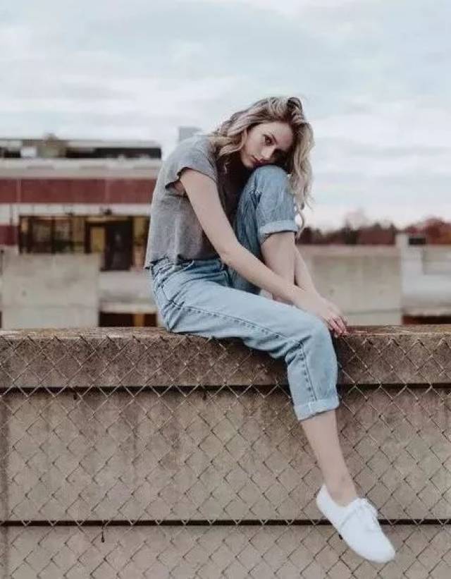 逆光从字面上理解,即人物背对光线,日落前一个小时为最佳拍摄时间