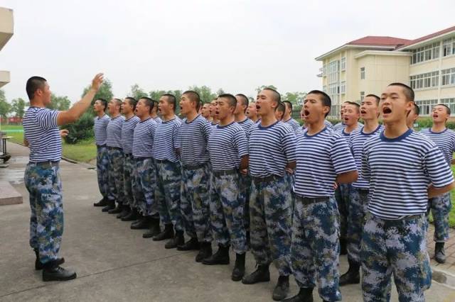 再出发——海军航空兵某场站组织技术新兵集训