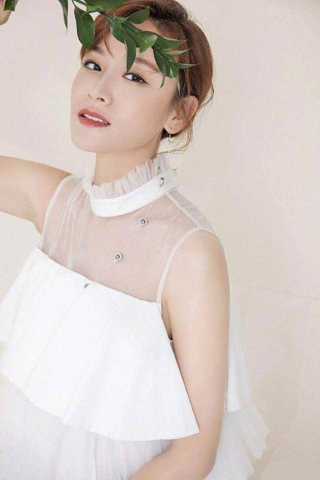 叶一茜晒写真美照身穿白色蕾丝连衣超性感迷人