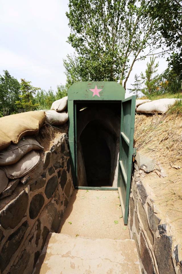 每个碉堡之间是有地下或是地面交通壕相互连通的,以便于运兵和输送