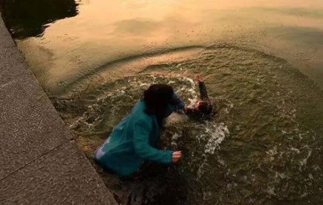 10岁女孩突然落水!只露双手拼命挣扎