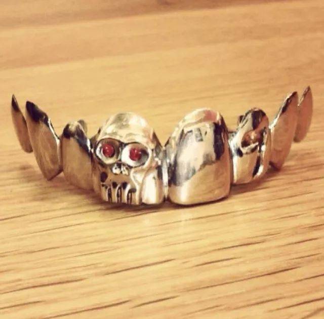 不用掉光牙就能来一套的大金牙