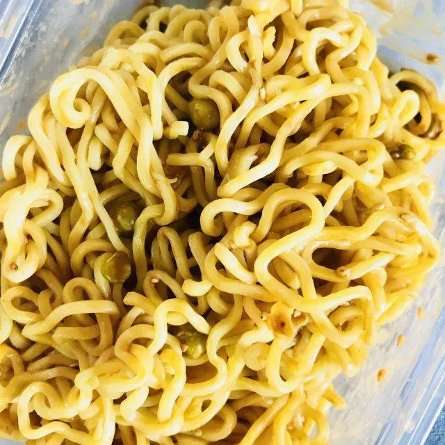 料包数量中等,胜在方便,直接把面倒出来,把酱都挤上去,筷子一拌就成.