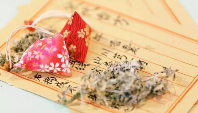 待我填满氤氲香草,与你情牵香囊可好?