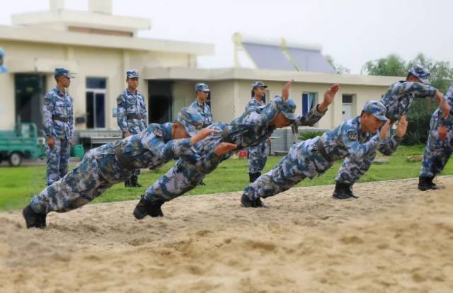 再出發——海軍航空兵某場站組織技術新兵集訓