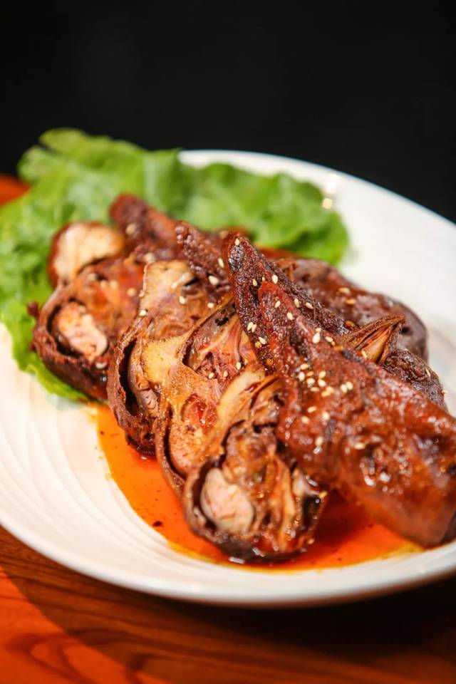 馓子的酥脆和鹅胗的爽脆相得益彰, 绝对是盘下酒的好菜!