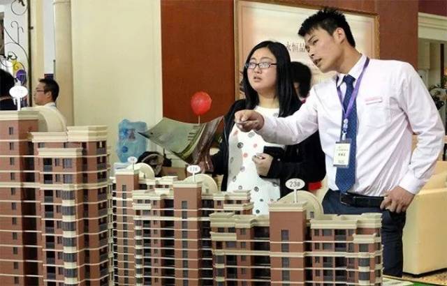 原来同样的房子,比上回自己去开发商售楼处买,便宜了近6