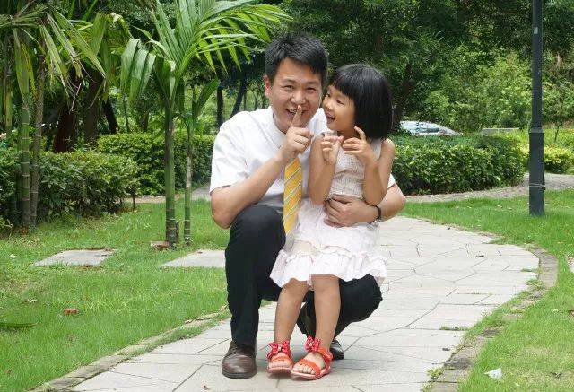 林榕坤和他的女儿林若曦 在天真烂漫的小宝贝眼里 爸爸永远是超级英雄