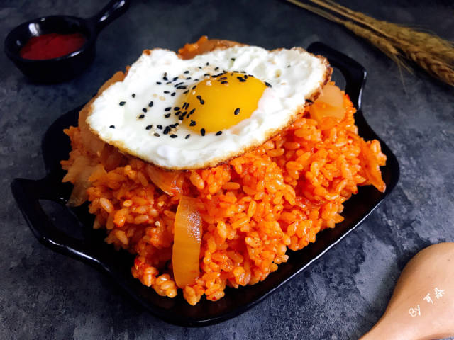 世界杯宵夜怎能少得了它,劲爽韩式辣白菜炒饭