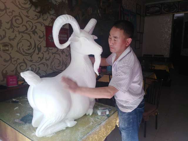 雕刻大师周建康为平凉亿旨羊饭店雕刻的"山羊"