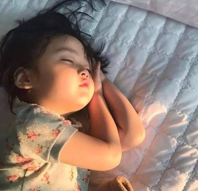 这个被你用来做表情包的小姑娘,这次又又又火了!