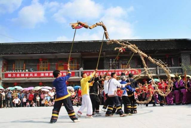 相傳北宋時期,名將楊文廣奉旨平蠻,兵敗後被朝庭奸臣陷害,囚於獄中