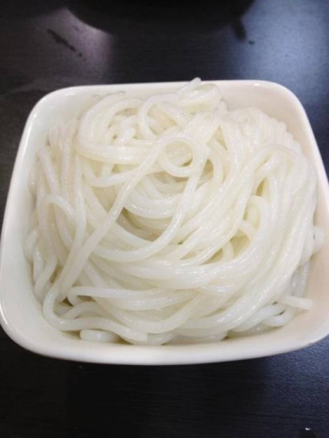 揭秘路边毒米线!你还敢吃么!