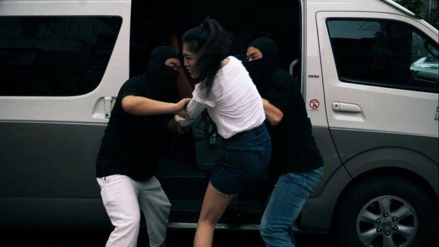 祸不单行的意思就是you will never be alone,面包车上下来俩蒙面壮汉