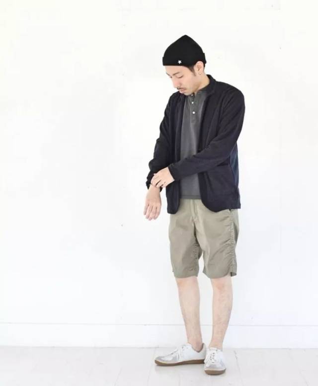 今天就给你们讲解一下: 男生版  一,搭配外套或马甲 就按照正常的t恤