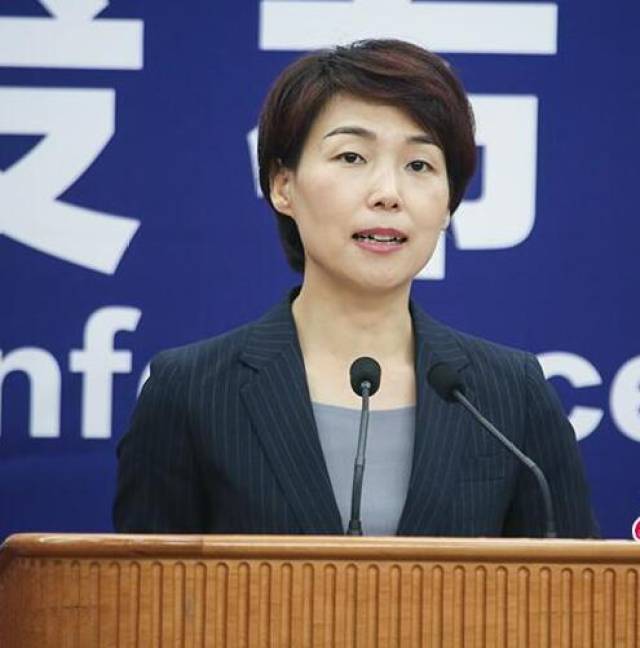 一是在"信用中国"网站公示首批限制乘坐火车飞机严重违法失信者的名单