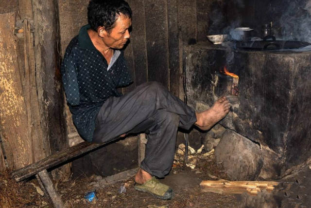 山村光棍汉,一生只为照顾一个女人,自给自足终身不娶