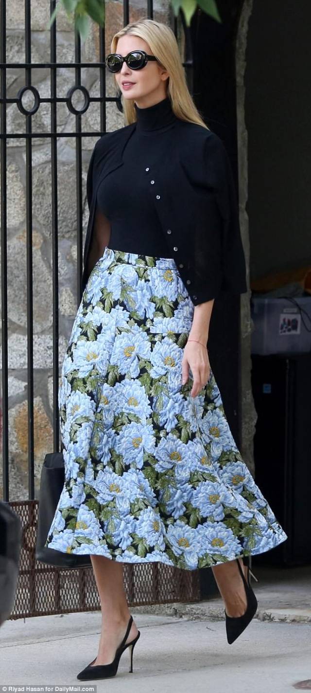 伊万卡穿黑色高领毛衣披黑色外套花裙子去白宫上班,冷峻美丽