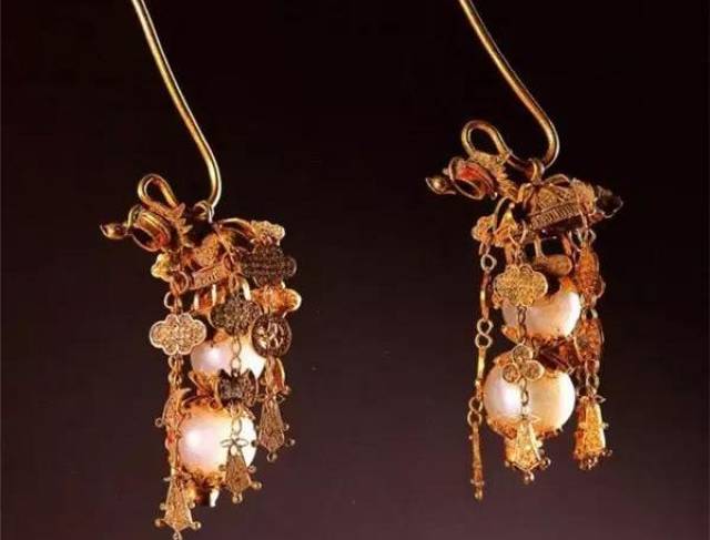 女孩们既戴耳环,也用耳坠.无论富贵贫贱,几乎人人都戴.