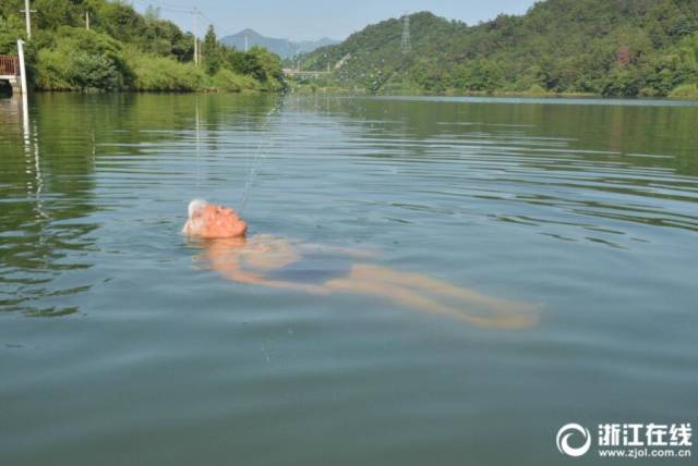 92岁大爷成网红 每天直播唱歌比谁都年轻
