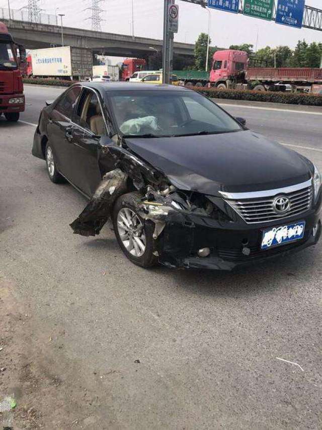 丰田凯美瑞撞上正在变道的大货车屁股,保险公司:可以申请报废了
