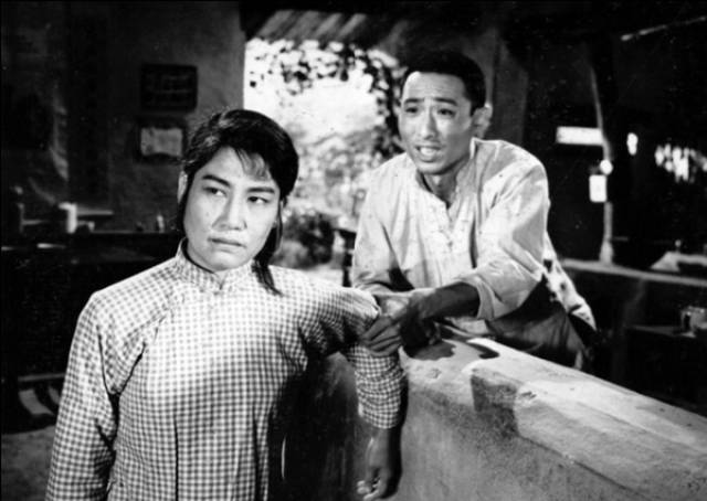 张瑞芳饰演李双双,仲星火饰演喜旺