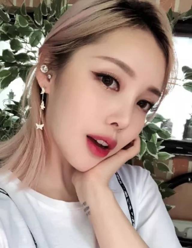 摘掉眼镜秒变美女,原来这样的言情剧情真的存在!_手机搜狐网