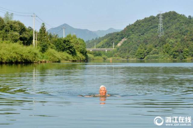 92岁大爷成网红 每天直播唱歌比谁都年轻