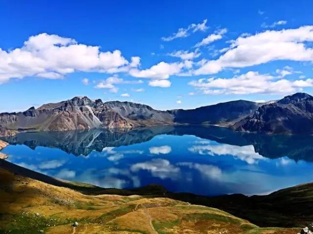 七妙 白雲和長白山十六峰倒映池中,雲氣變幻無窮,山峰巍然傲立,一動一