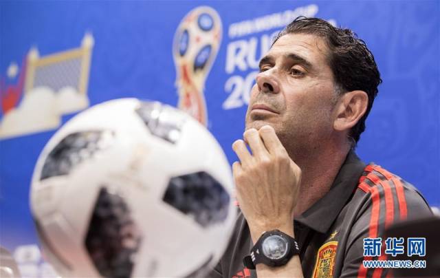 6月14日,西班牙队主教练耶罗出席新闻发布会. 新华社记者费茂华摄