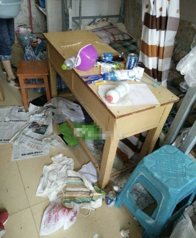 更让难以让人驻足的还有男生寝室:汗臭,体味,jio臭味,夹杂着不可描述