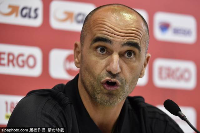 高清图:比利时队新闻发布会 主教练抬头纹瞩目