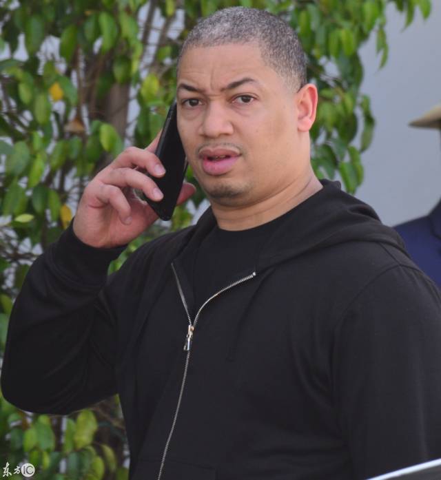 泰伦卢亮相贝弗利山庄,表情惊讶贡献新表情包